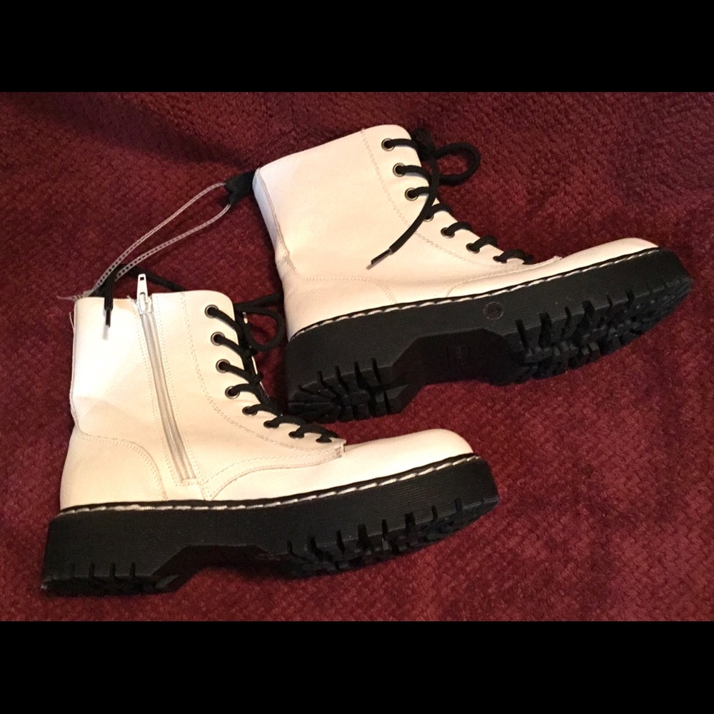 Women’s NWOT white UNIONBAY combat boots / size 7.5 - Picture 3 of 6